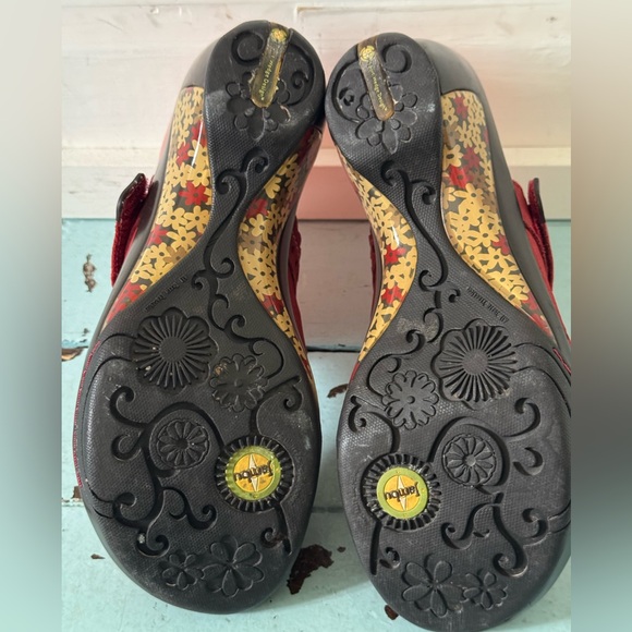 Jambu Size US 8 Sports Design Touring Wedge Red Nubuck w/ Flower Trim Heel 2.5” - Picture 13 of 15